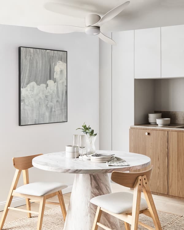 Takvifte med LED-lys Hvit Syntetisk materiale Fjernkontroll Justerbar hastighet i 5 trinn 3 lystemperaturer Moderne design