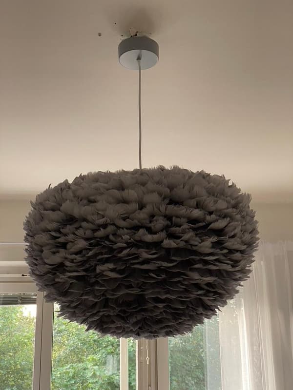 Mysig taklampa i grå fjädrar, 40 cm i diameter