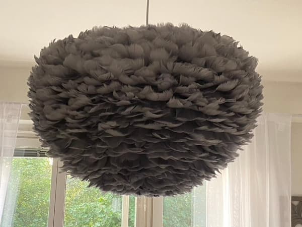 Trendig taklampa tillverkad av grå fjädrar D60 cm D
