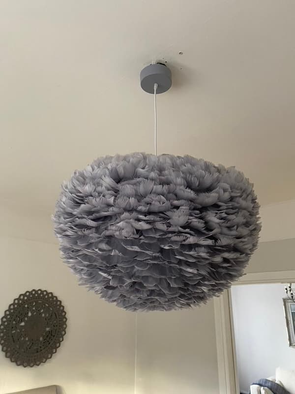 Trendig taklampa tillverkad av grå fjädrar D60 cm   D