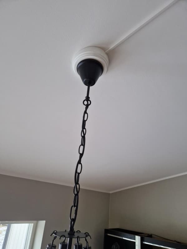 Spännande taklampa av stål och rep med marina föregångare