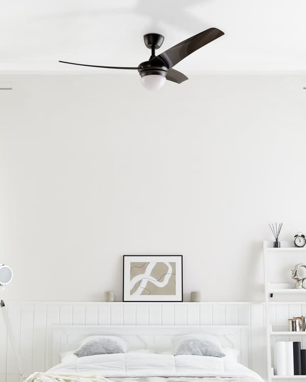 Takfläkt med ljus Ventilator Svart syntetmaterial Fjärrkontroll 6 hastighetsalternativ 3 ljustemperaturer Traditionellt vardagsrum Sovrum