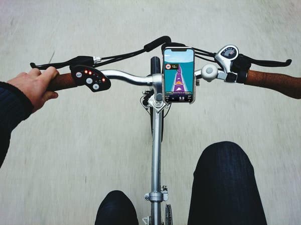 Cellularline Rider Steel -matkapuhelin/älypuhelin musta (MOTOHOLDERALUK)