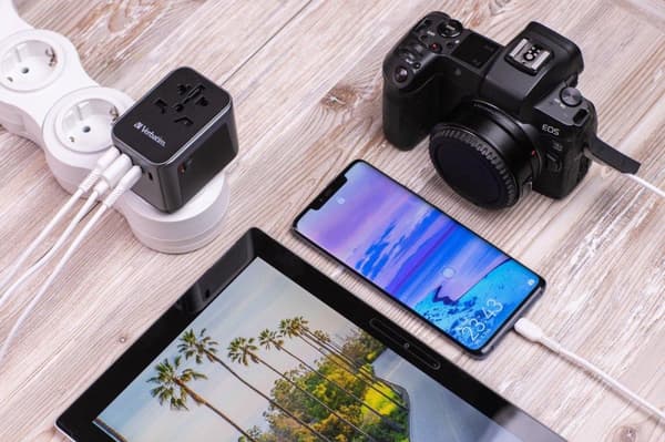 Verbatim UTA-03 Universal Travel Plug & USB-C/A laturi 30 W (49545)