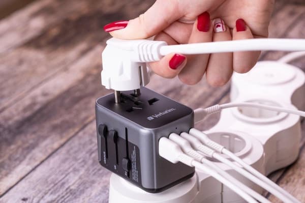 Verbatim UTA-03 Universal Travel Plug & USB-C/A laturi 30 W (49545)