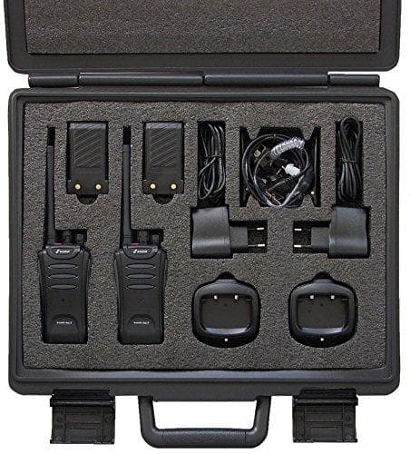 Stabo kuffert bestående af: 2 x FT-Digi-_82 x Li-ion batteripakker 3,7 V/1650mAH2 x bordopladere2 x AC/DC adaptere2 x bælteclips2 x headsets2 x BdA (2