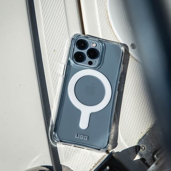 UAG - Plyo Mag iPhone 15 -kotelo - läpinäkyvä/valkoinen