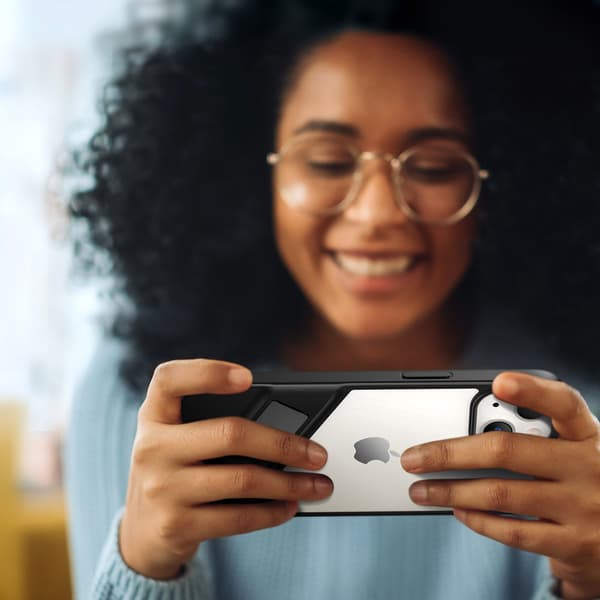 Stivt etui med gelramme og stativ til iPhone 13 Pro, sort