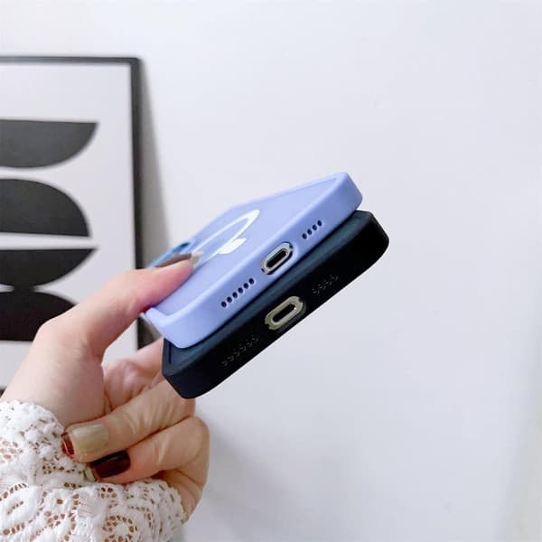 Magneettinen kotelo MagSafella iPhone 15 Plus:lle, viininpunaiset kaulanauhareiät