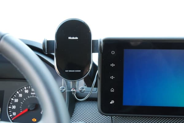 Automatisk telefonhållare med trådlös laddningsfunktion för DACIA Sandero 3, Jogger, Logan 3