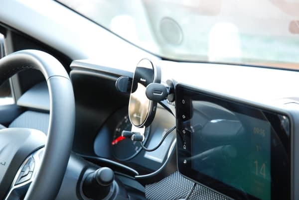Automatisk telefonhållare med trådlös laddningsfunktion för DACIA Sandero 3, Jogger, Logan 3