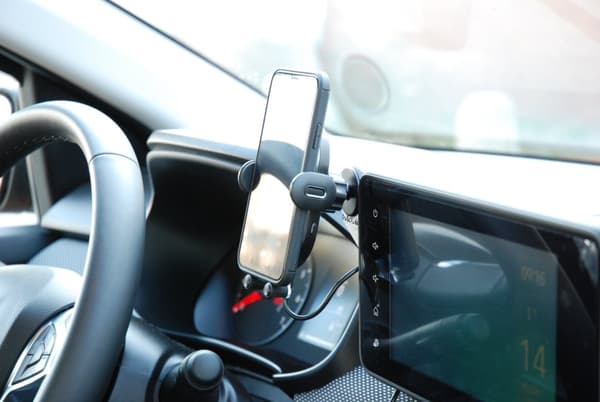 Automatisk telefonhållare med trådlös laddningsfunktion för DACIA Sandero 3, Jogger, Logan 3