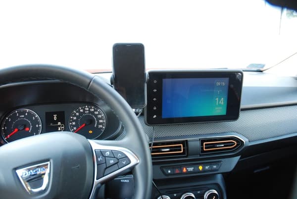 Automatisk telefonhållare med trådlös laddningsfunktion för DACIA Sandero 3, Jogger, Logan 3