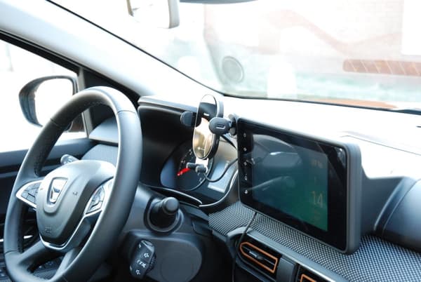 Automatisk telefonhållare med trådlös laddningsfunktion för DACIA Sandero 3, Jogger, Logan 3