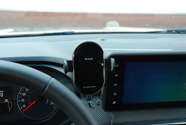 Automatisk telefonhållare med trådlös laddningsfunktion för DACIA Sandero 3, Jogger, Logan 3