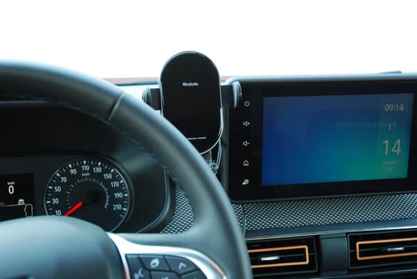 Automatisk telefonhållare med trådlös laddningsfunktion för DACIA Sandero 3, Jogger, Logan 3
