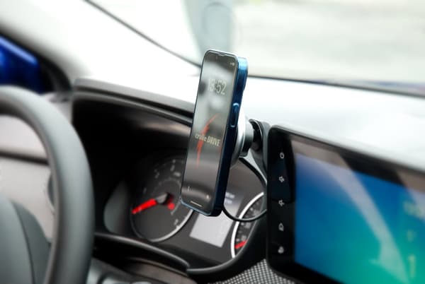 MagSafe magnetisk telefonholder med trådløs opladningsfunktion til DACIA Sandero 3, Logan 3, Jogger