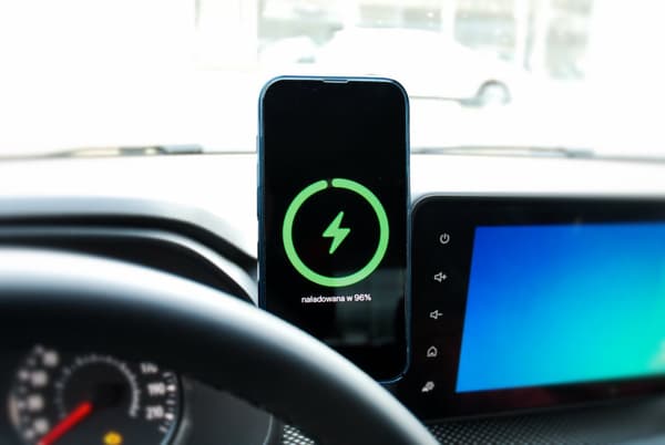 MagSafe magnetisk telefonholder med trådløs opladningsfunktion til DACIA Sandero 3, Logan 3, Jogger
