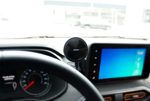 MagSafe magnetisk telefonholder med trådløs opladningsfunktion til DACIA Sandero 3, Logan 3, Jogger