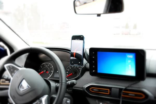 MagSafe magnetisk telefonholder med trådløs opladningsfunktion til DACIA Sandero 3, Logan 3, Jogger