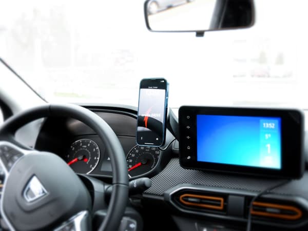 Dedikeret magnetisk telefonholder til DACIA Sandero 3, Logan 3, Jogger - Media Nav