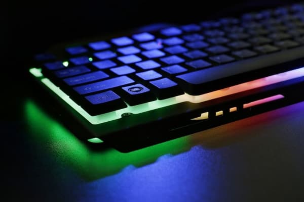YKB 3200 Shadow metal-tangentbord, LED-bakgrundsbelyst