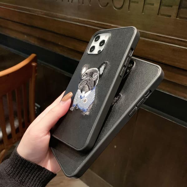 iPhone 12 Pro Max -kotelo, jossa brodeerattu mopsi keinonahkainen koira