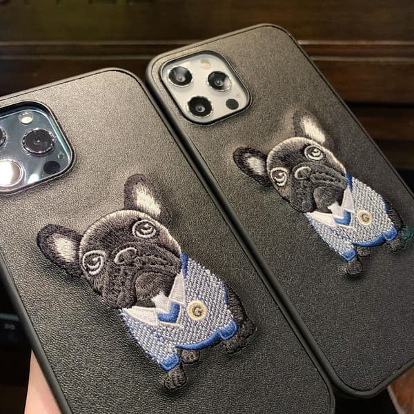 iPhone 12 Pro Max -kotelo, jossa brodeerattu mopsi keinonahkainen koira