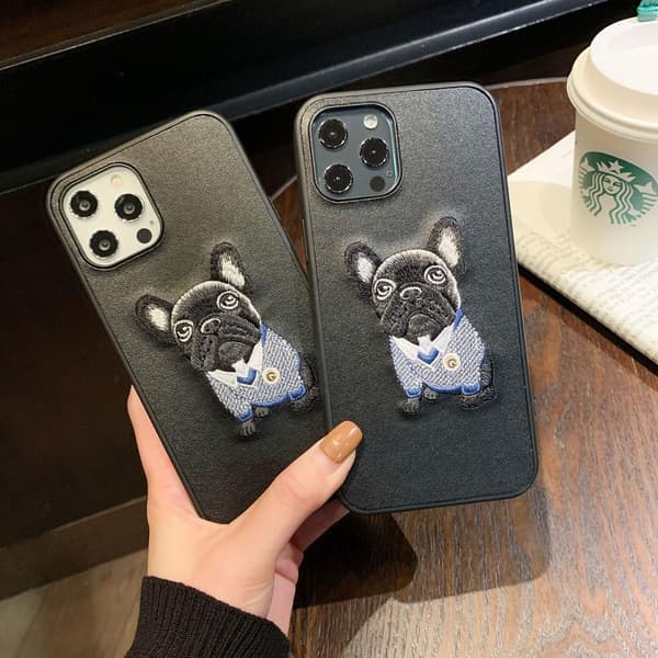 iPhone 12 Pro Max -kotelo, jossa brodeerattu mopsi keinonahkainen koira