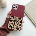 Miniatyrbild 1 av 2: iPhone 12 Pro Max Skal halva leopardmönster 2 färger svart röd