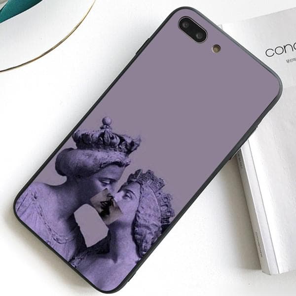 Phone 12 Pro Max skal kysse en antik statue