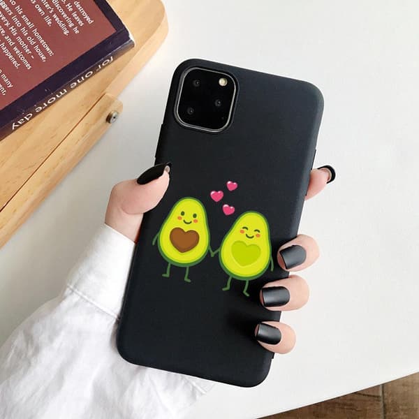 iPhone 12 & 13 Pro Max Mini skal glad avocado holder i hånd