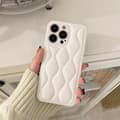 Miniatyrbild 3 av 4: iPhone 13 vadderade skal i trendiga färger broderade mönster