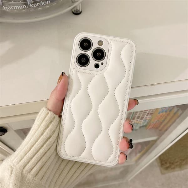 iPhone 13 vadderade skal i trendiga färger broderade mönster