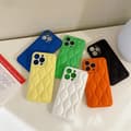 Miniatyrbild 1 av 4: iPhone 13 vadderade skal i trendiga färger broderade mönster