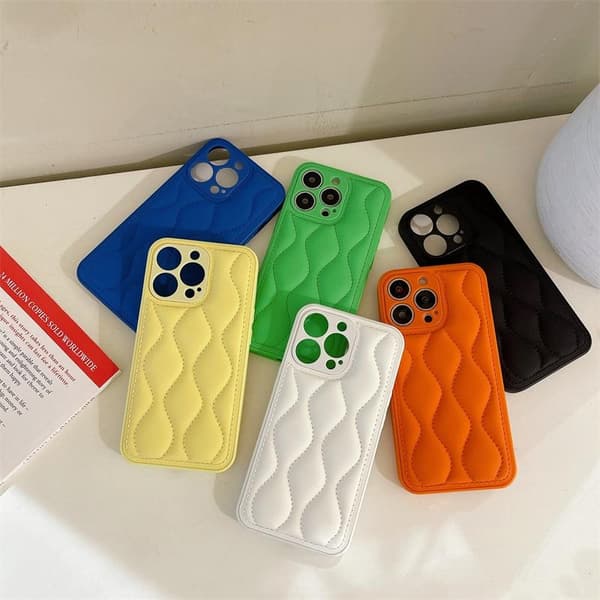 iPhone 13 Pro polstret cover i trendy farver broderet mønster