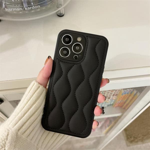 iPhone 13 Pro polstret cover i trendy farver broderet mønster