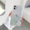 Miniatyrbillede 3 af 6: iPhone 14 cover med svævende hjerter som kviksandsglitter
