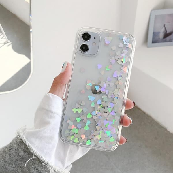 iPhone 14 cover med svævende hjerter som kviksandsglitter