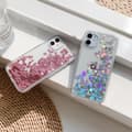 Miniatyrbillede 4 af 6: iPhone 14 cover med svævende hjerter som kviksandsglitter