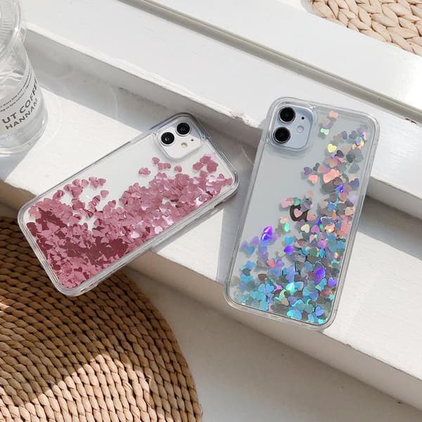 iPhone 14 cover med svævende hjerter som kviksandsglitter