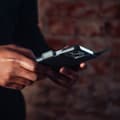 Pikkukuva 8 / 8: Krusell Nahka Puhelin Lompakko iPhone 13 Pro Musta
