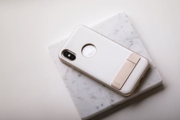 Moshi Moshi Kameleon - Hardshell-deksel med stativ for iPhone X (elfenbenshvit)