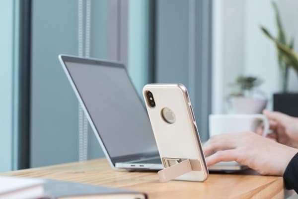 Moshi Moshi Kameleon - Hardshell-deksel med stativ for iPhone X (elfenbenshvit)
