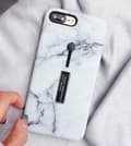 Miniatyrbillede 2 af 2: Modeetui med fingerholder - iPhone 12 Mini, hvid marmor