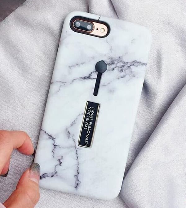 Modeetui med fingerholder - iPhone 12 Mini, hvid marmor