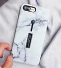 Miniatyrbillede 1 af 2: Modeetui med fingerholder - iPhone 12 Mini, hvid marmor