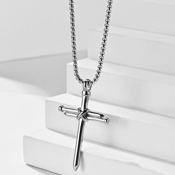 Meningsfullt och Stilrent Kors Halsband i Rostfritt Stål