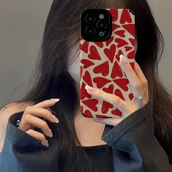 Skal till iPhone 15, Pro & Max söta hjärtan silikon röd