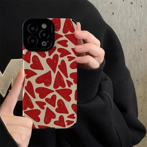 Skal till iPhone 15, Pro & Max söta hjärtan silikon röd